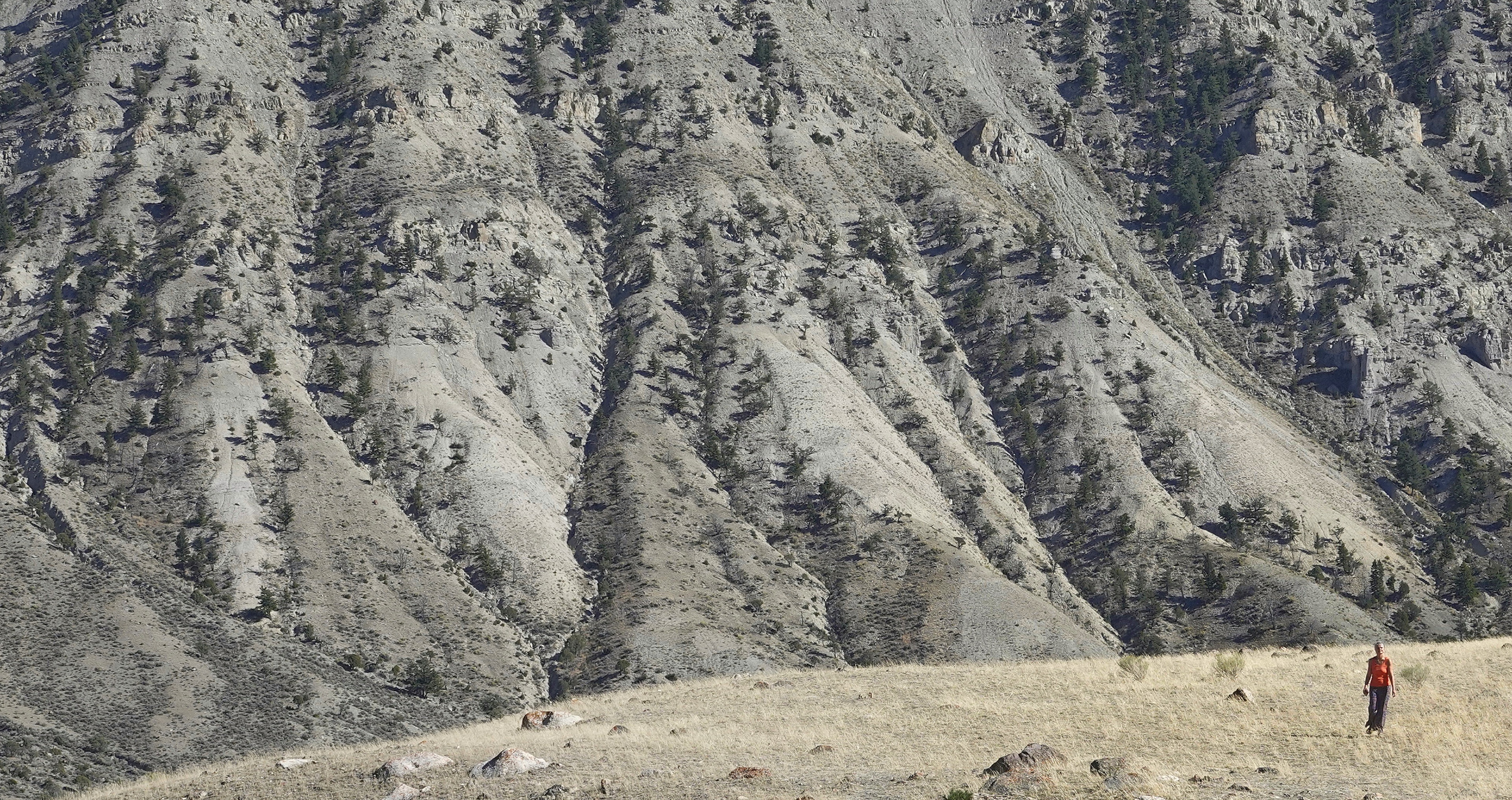 Isabelle devant les montagnes de Yellowstone en automne
